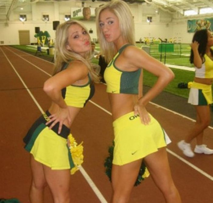 Oregon Ducks cheerleader girls