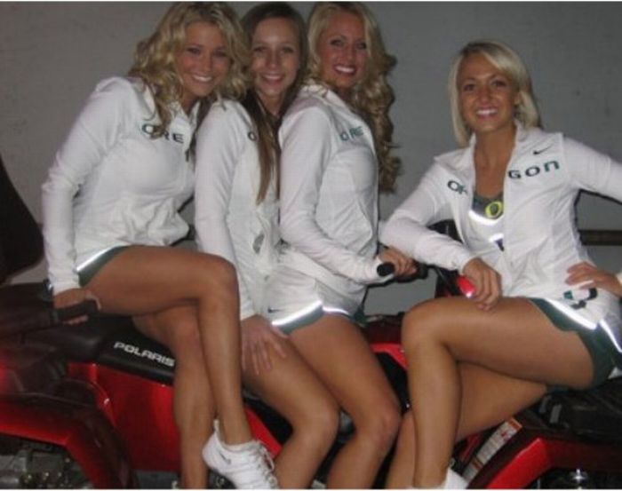 Oregon Ducks cheerleader girls