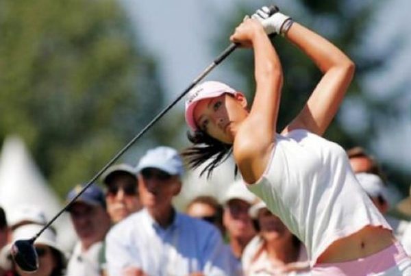 girl playing golf