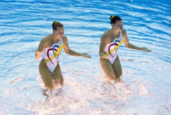 synchronized swimming when upside down underwater