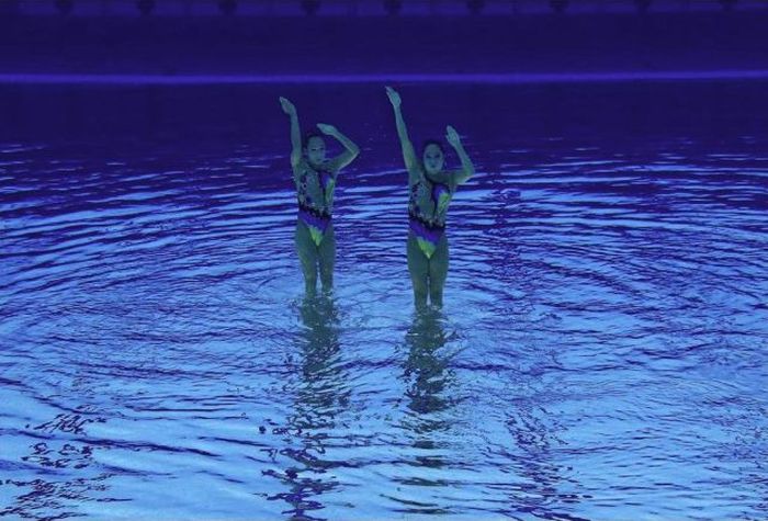 synchronized swimming when upside down underwater