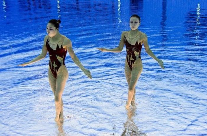 synchronized swimming when upside down underwater