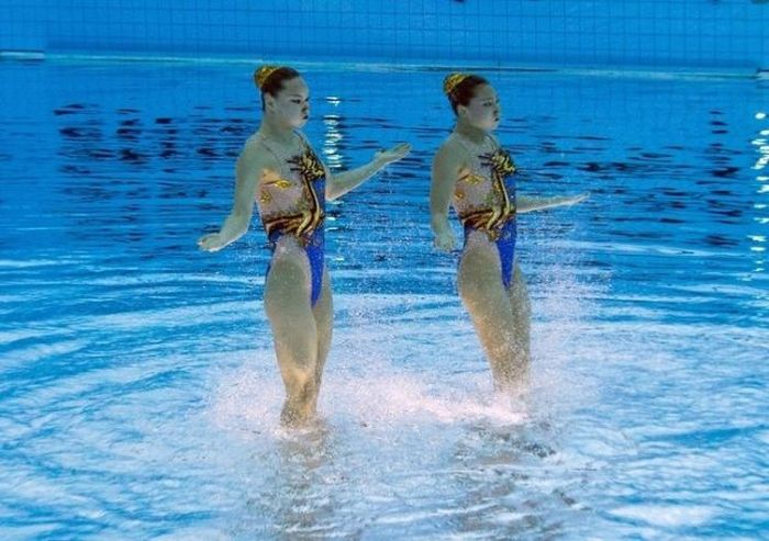 synchronized swimming when upside down underwater