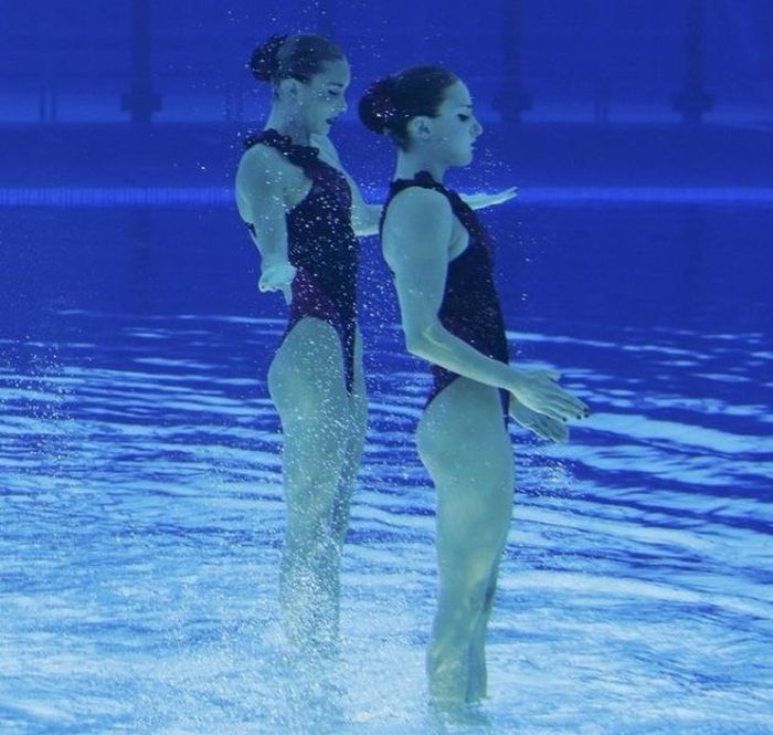 synchronized swimming when upside down underwater