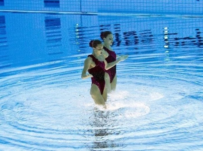 synchronized swimming when upside down underwater