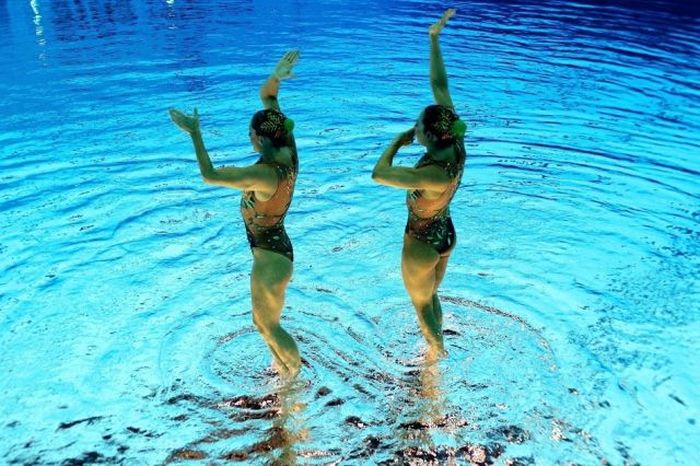 synchronized swimming when upside down underwater