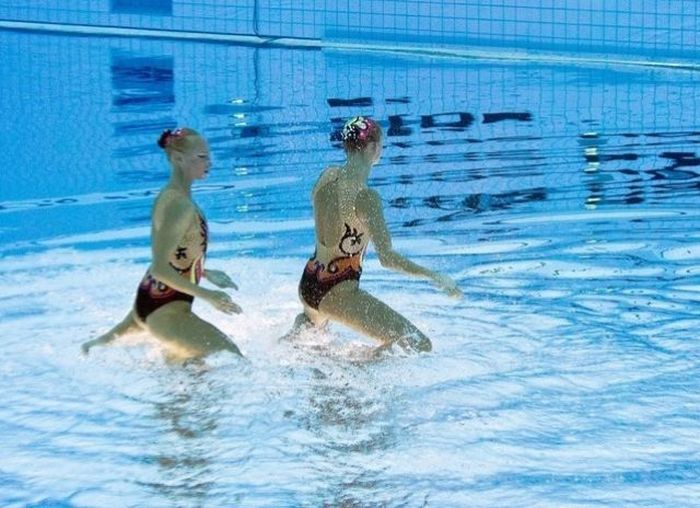 synchronized swimming when upside down underwater