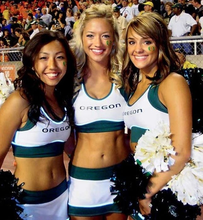 Oregon Ducks cheerleader girls