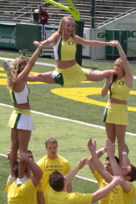 Oregon Ducks cheerleader girls