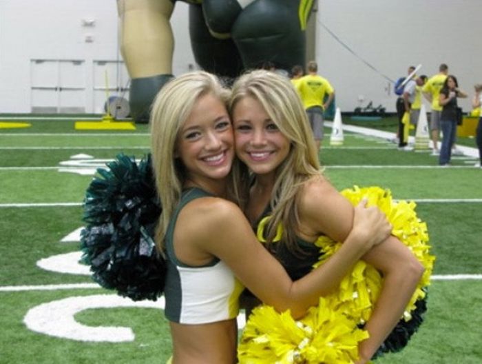 Oregon Ducks cheerleader girls