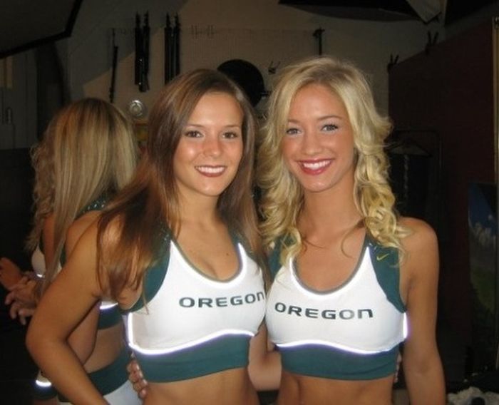 Oregon Ducks cheerleader girls