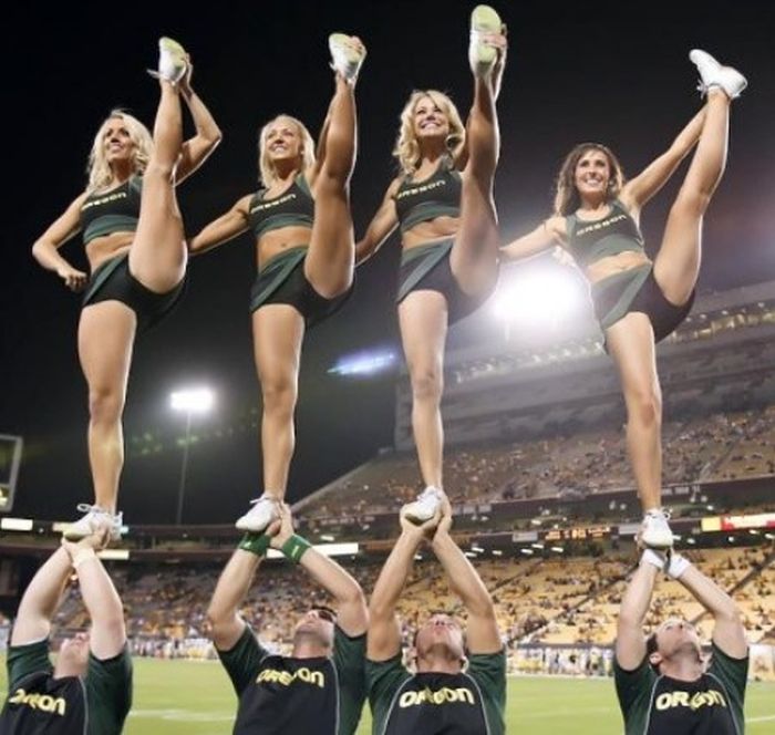 Oregon Ducks cheerleader girls