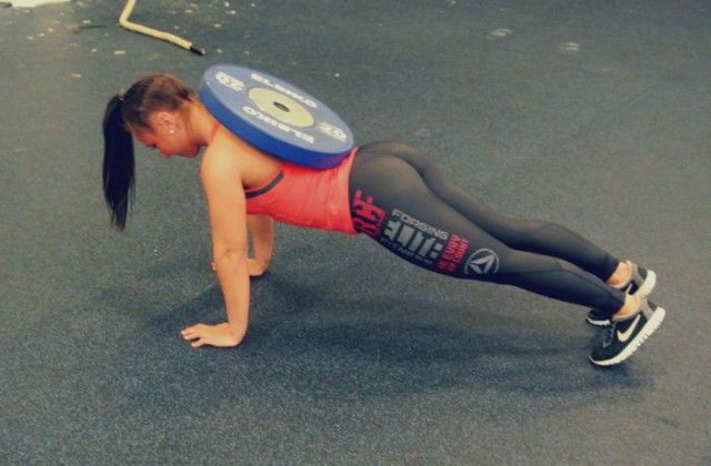 Suzanne Svanevik, strong fitness bodybuilding girl