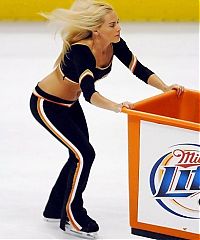 Sport and Fitness: NHL support girls