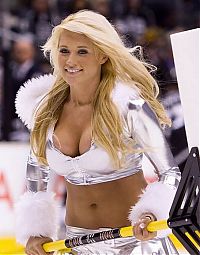 Sport and Fitness: NHL support girls