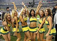 Sport and Fitness: Oregon Ducks cheerleader girls