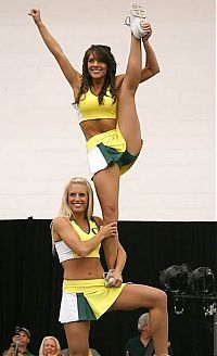 Sport and Fitness: Oregon Ducks cheerleader girls