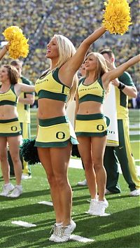 Sport and Fitness: Oregon Ducks cheerleader girls