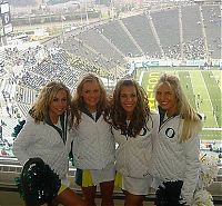 Sport and Fitness: Oregon Ducks cheerleader girls