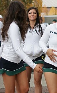 Sport and Fitness: Oregon Ducks cheerleader girls