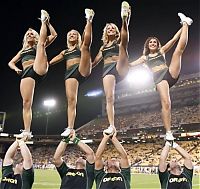 Sport and Fitness: Oregon Ducks cheerleader girls