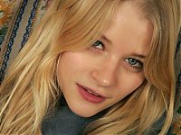 Celebrities: emilie deravin