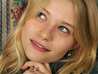 Celebrities: emilie deravin