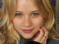 Celebrities: emilie deravin