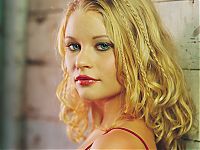 Celebrities: emilie deravin