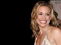 Celebrities: piper perabo