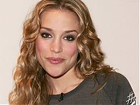 Celebrities: piper perabo