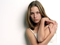 Celebrities: piper perabo