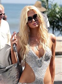 Celebrities: Paris Whitney Hilton