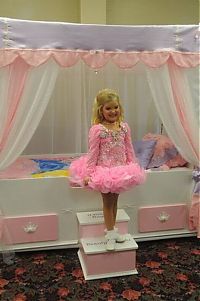 Celebrities: Eden Alexxa Wood, 5-year girl, United States