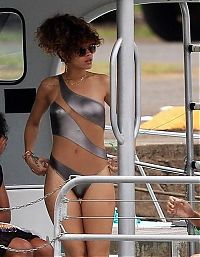 Celebrities: Robyn Rihanna Fenty