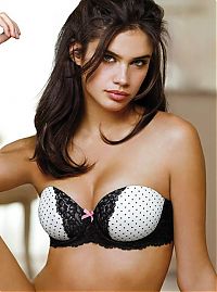 TopRq.com search results: Sara Sampaio