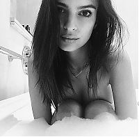 Celebrities: Emily Ratajkowski