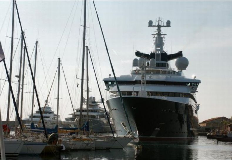 200 million dollars yacht in the worlld which belongs to one of the founders of Microsoft, Paul Allen