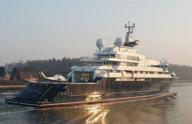 200 million dollars yacht in the worlld which belongs to one of the founders of Microsoft, Paul Allen