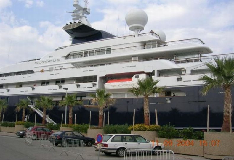 200 million dollars yacht in the worlld which belongs to one of the founders of Microsoft, Paul Allen