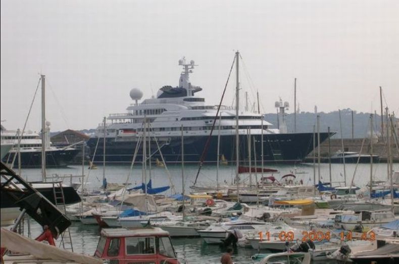 200 million dollars yacht in the worlld which belongs to one of the founders of Microsoft, Paul Allen