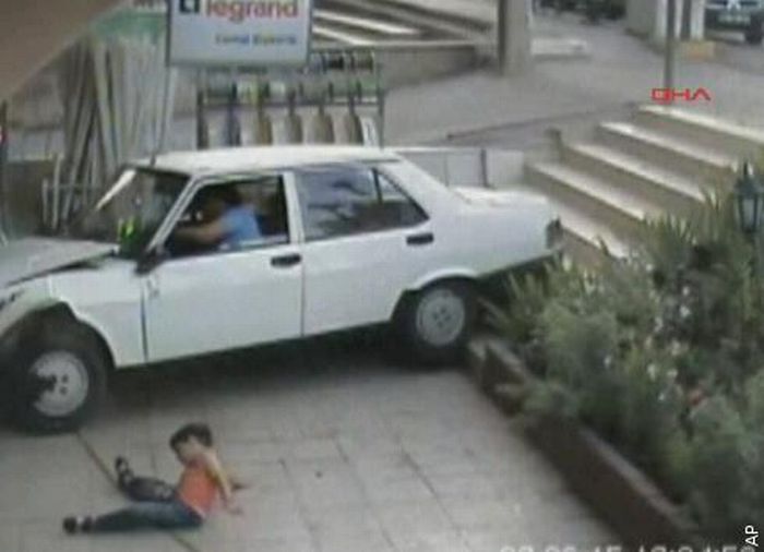 Lucky boy not injured after car accident, Turkey