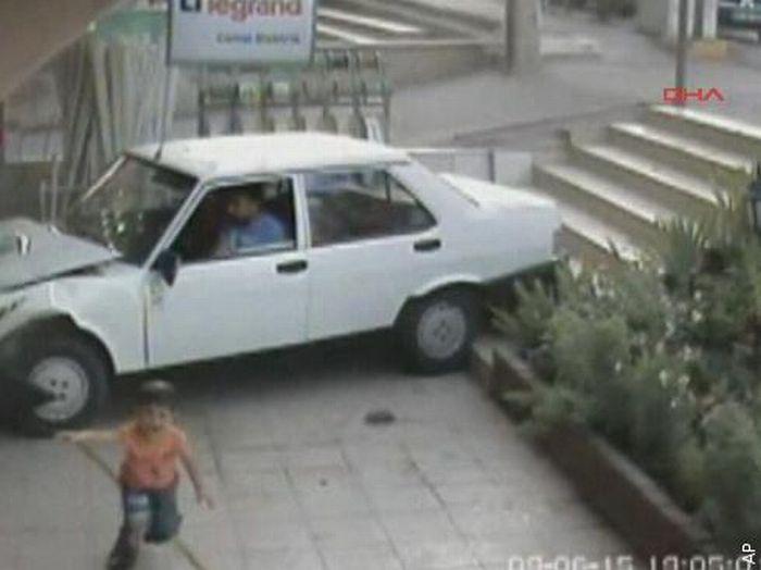 Lucky boy not injured after car accident, Turkey