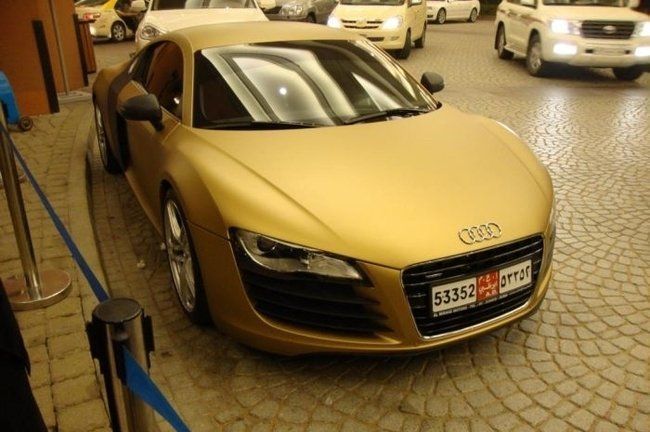 Gold Audi R8