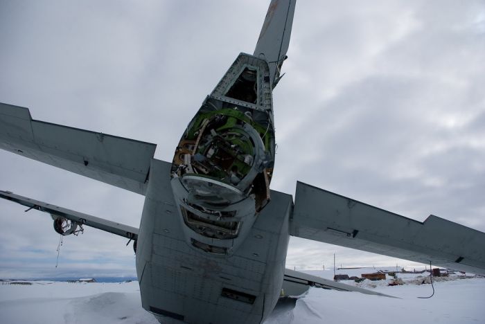 Antonov An-12 Cub crashed and abandoned