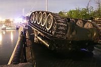 Transport: SU-100 tank crash, Moscow, Russia