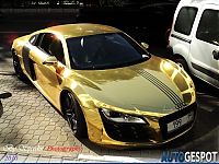 Transport: Golden Audi R8
