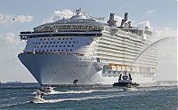 Transport: MS Allure of the Seas cruise ship