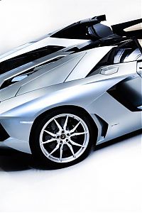 Transport: Lamborghini Aventador LP 700–4 Convertible Roadster
