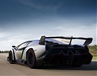 Transport: Lamborghini Aventador LP 700–4 Veneno